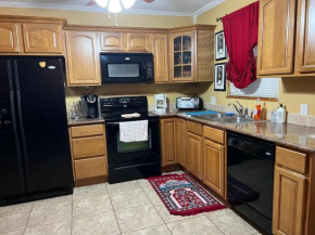 2 Bedroom Boutique Gem 10 min to the beach Washer/Dryer Gated Parking
